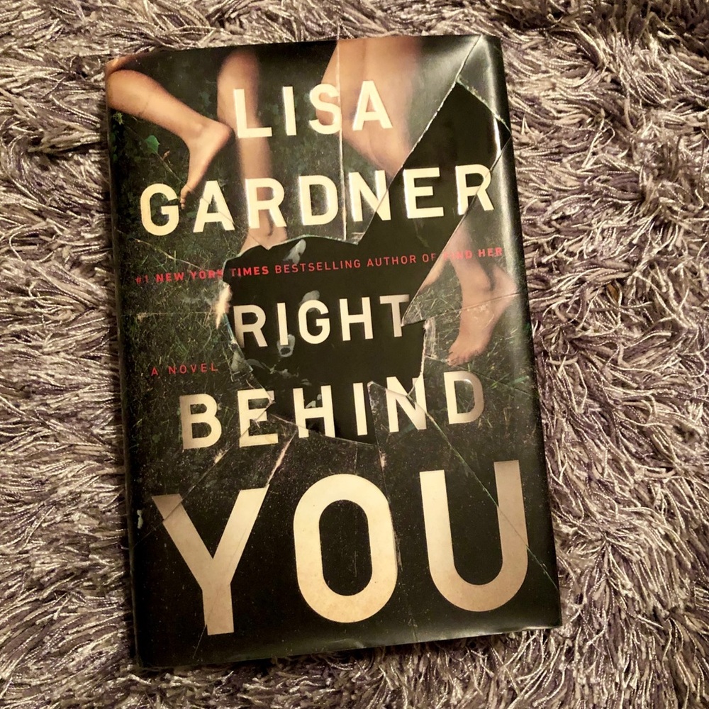 Right Behind You by Lisa Gardner